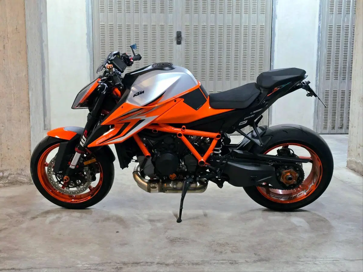 KTM 1290 Super Duke R (2022 - 23) (3)