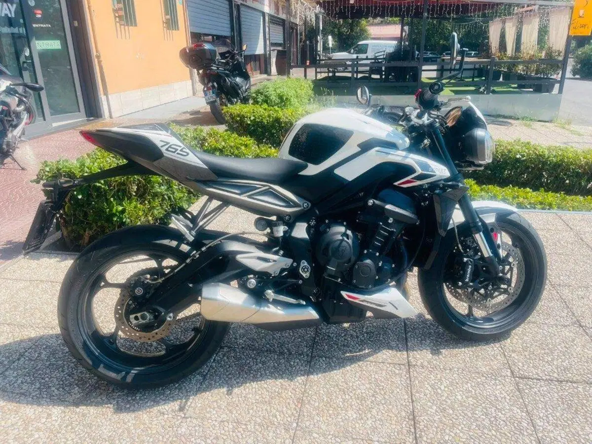 Triumph Street Triple 765 RS (2023 - 26) (2)