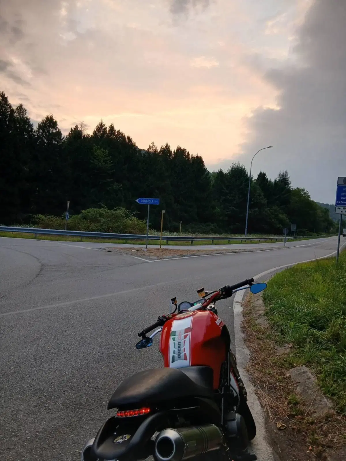 Ducati Monster 750 Dark (1999 - 02) (2)
