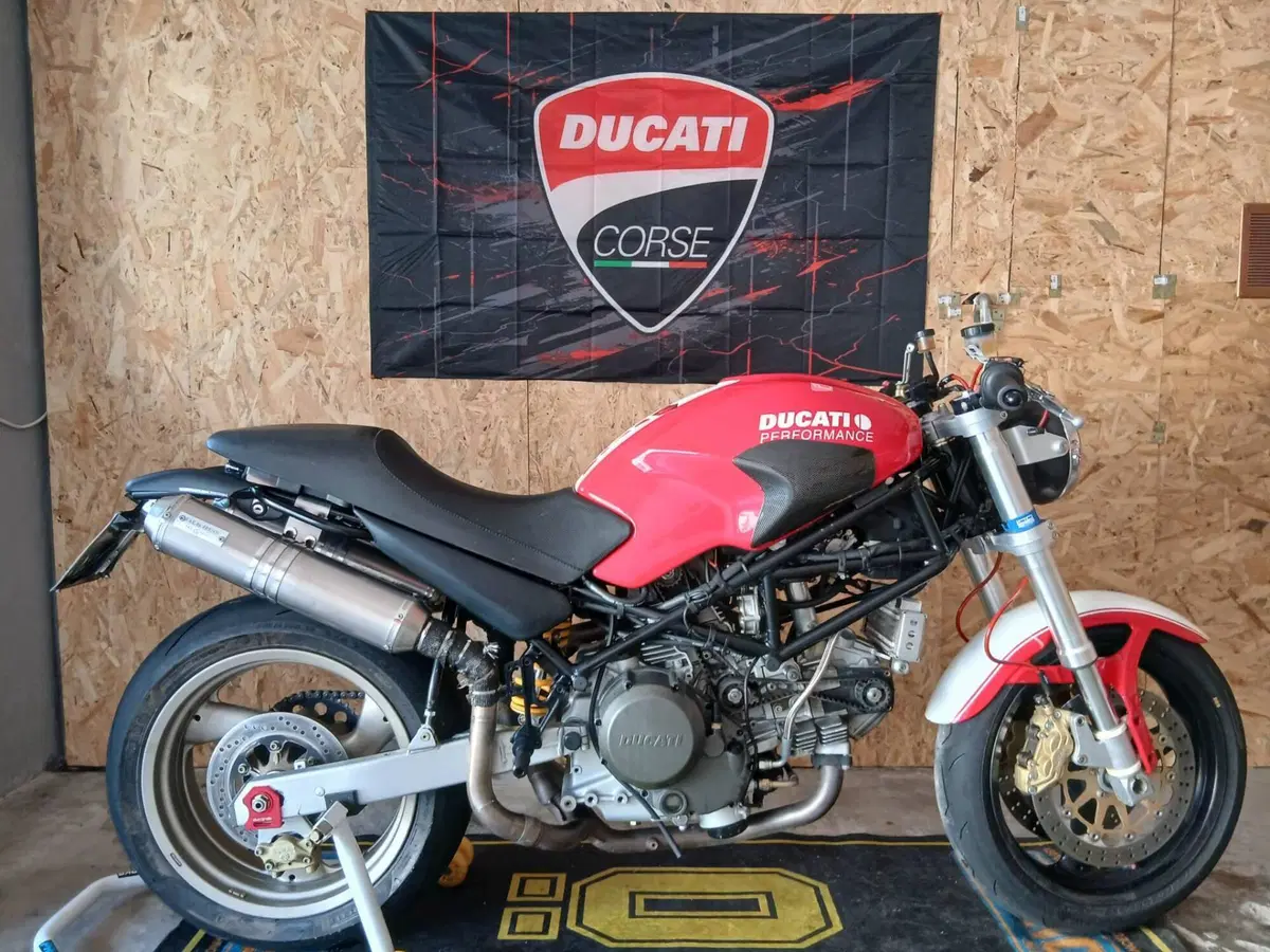 Ducati Monster 750 Dark (1999 - 02) (4)