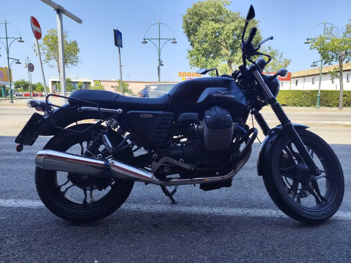 Moto Guzzi V7 II Stone (2015 - 17) (2)