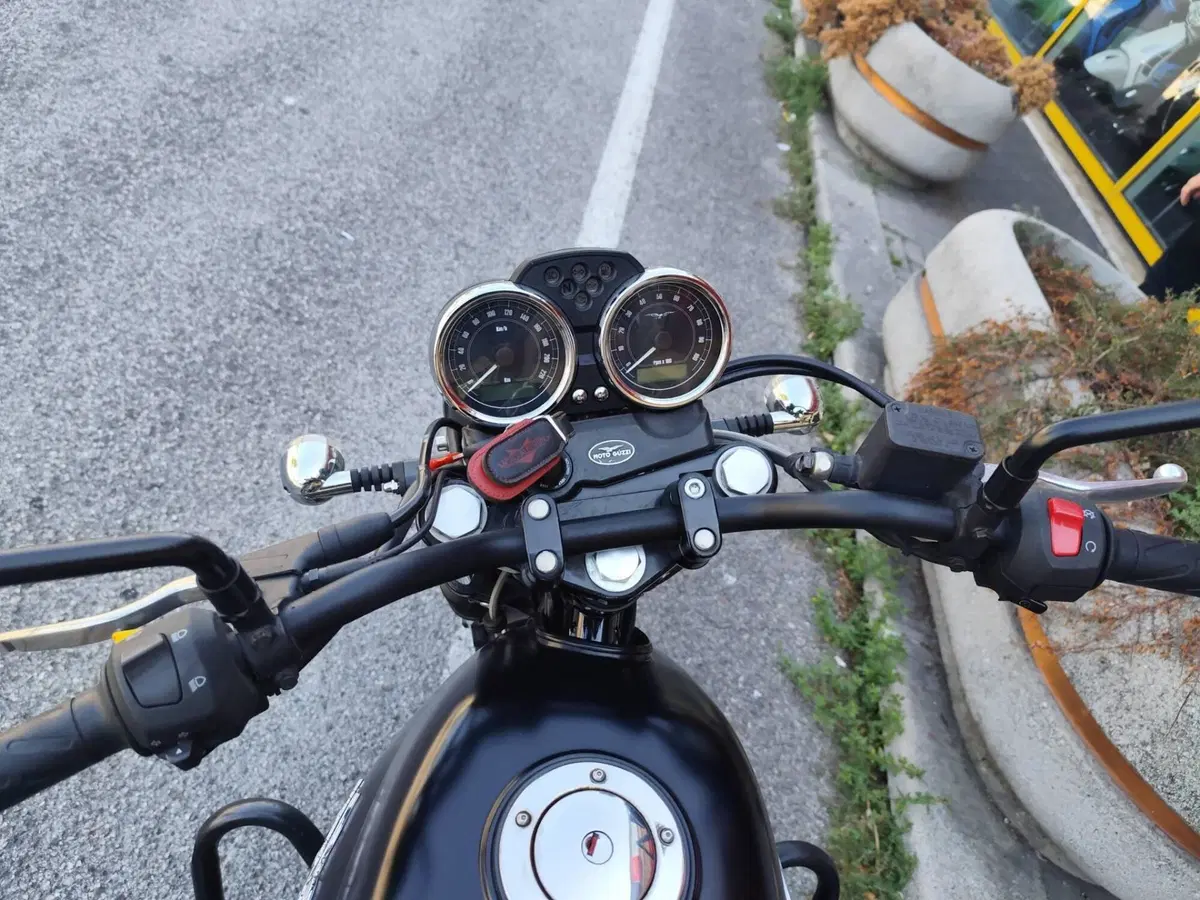 Moto Guzzi V7 II Stone (2015 - 17) (5)