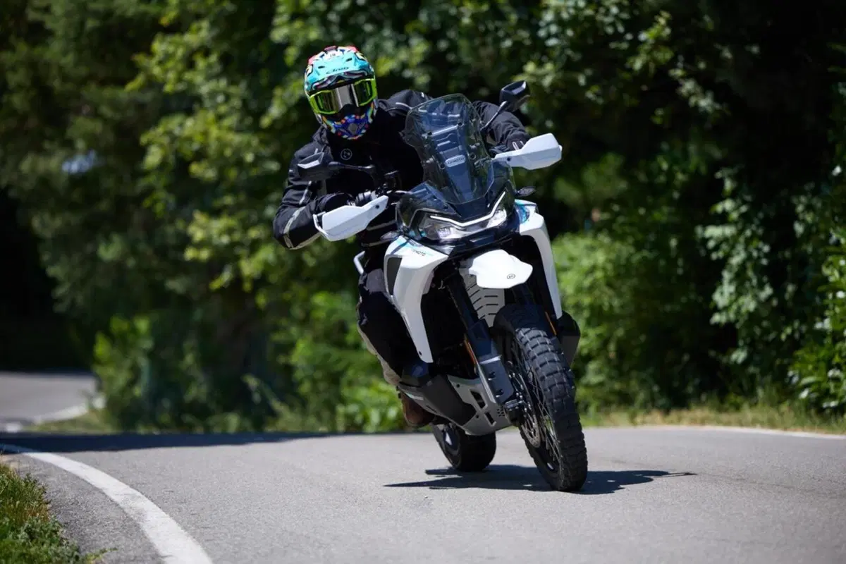 CFMOTO 1000 MT-X: a muso duro contro le MAXI a soli 9.990&euro; - il TEST di Moto.it [VIDEO]