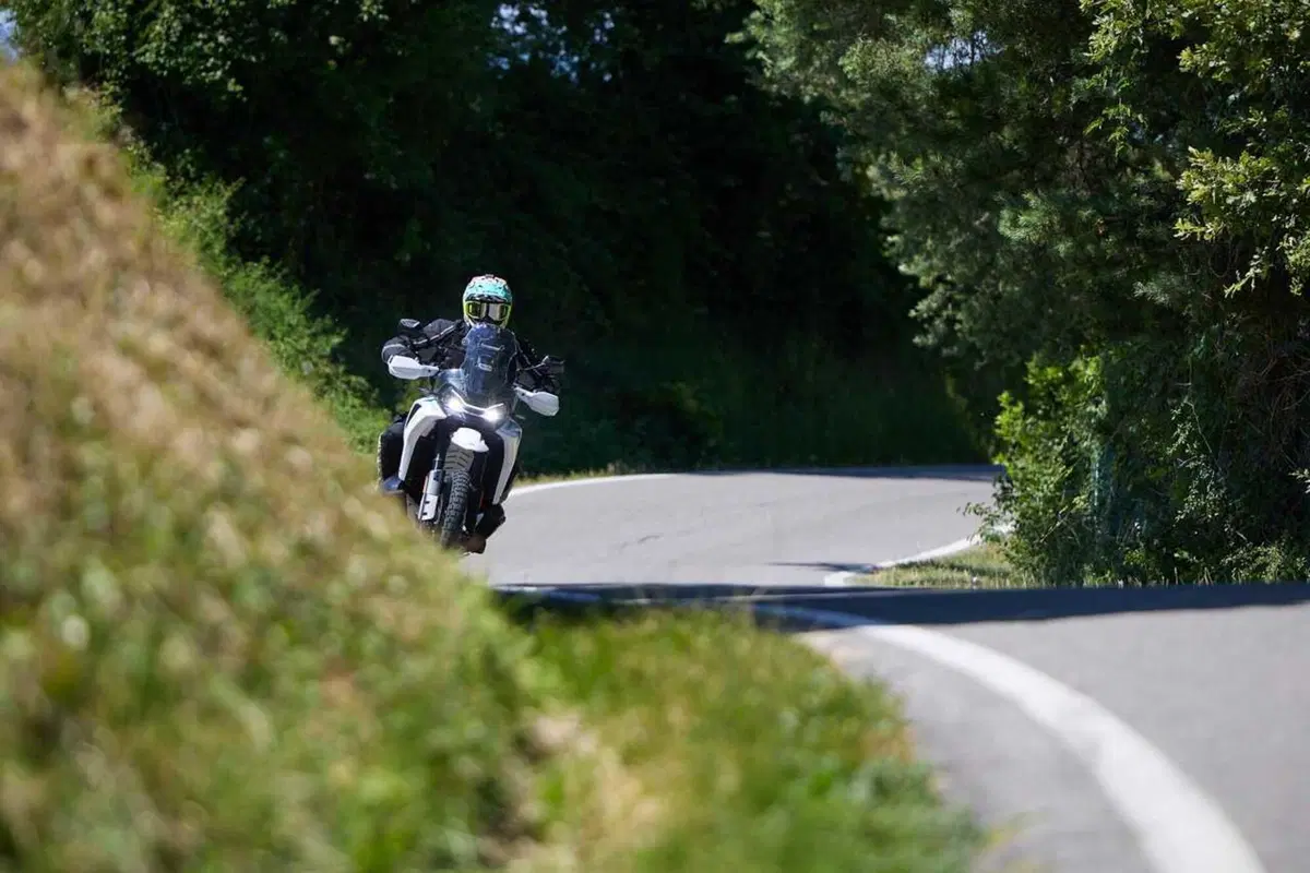 CF MOTO 1000 MT-X: a muso duro contro le MAXI a soli 9.990€ - il TEST di Moto.it [VIDEO]