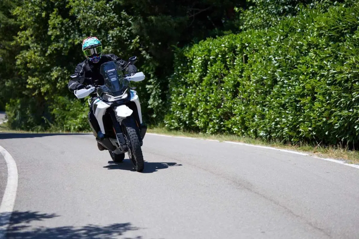 CF MOTO 1000 MT-X: a muso duro contro le MAXI a soli 9.990€ - il TEST di Moto.it [VIDEO] (7)