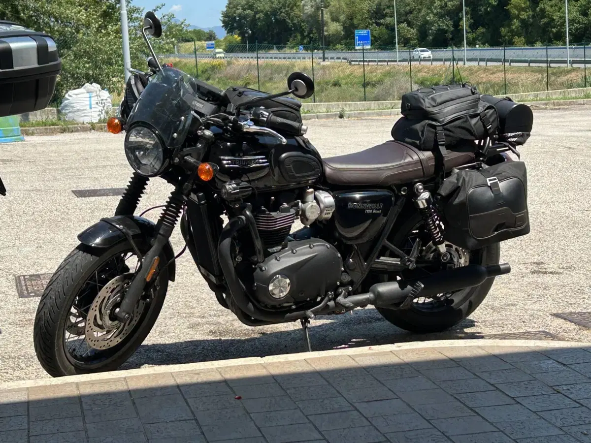 Triumph Bonneville T120 Black (2021 - 25) (2)