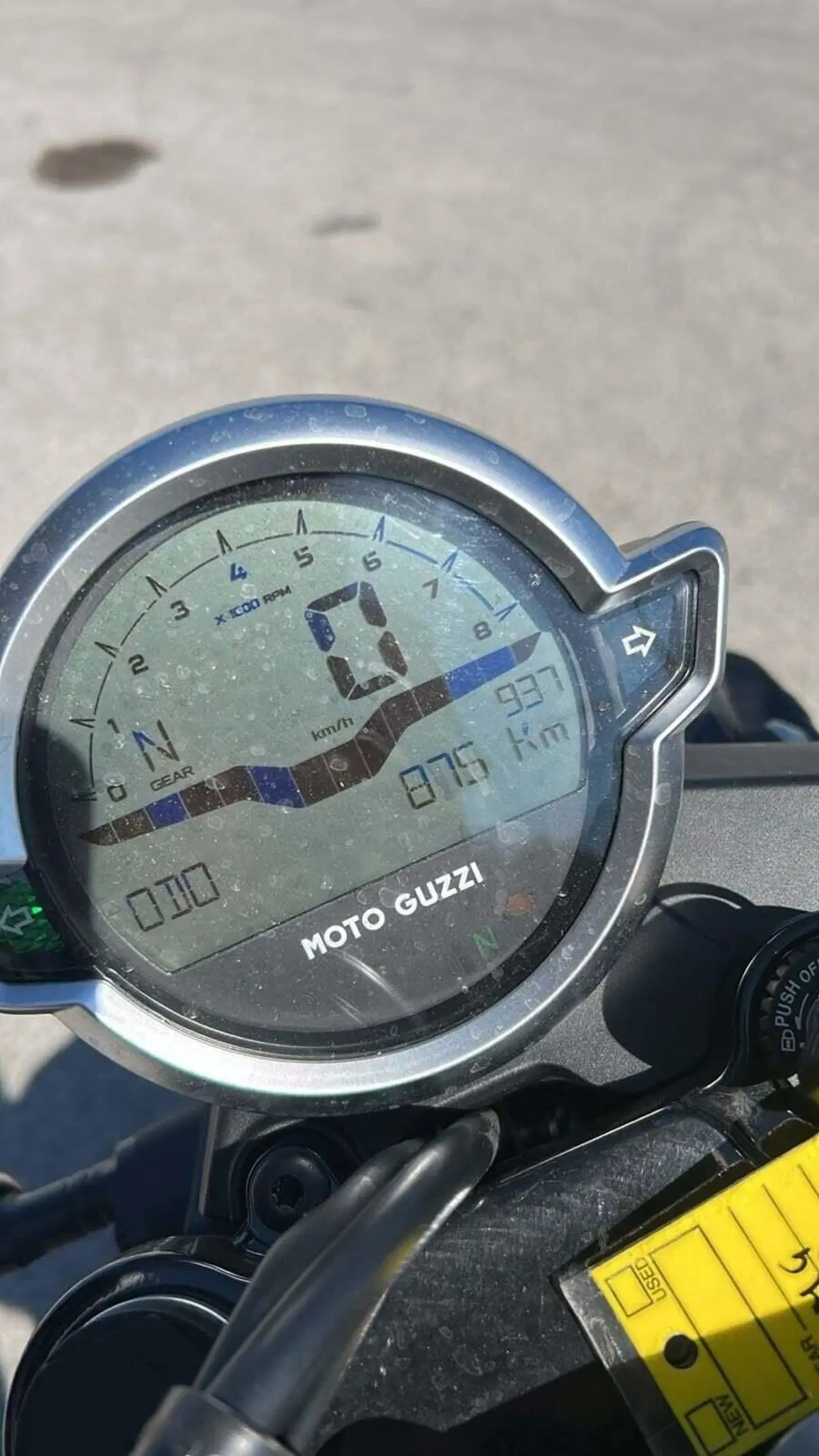 Moto Guzzi V7 Stone (2021 - 24) (2)
