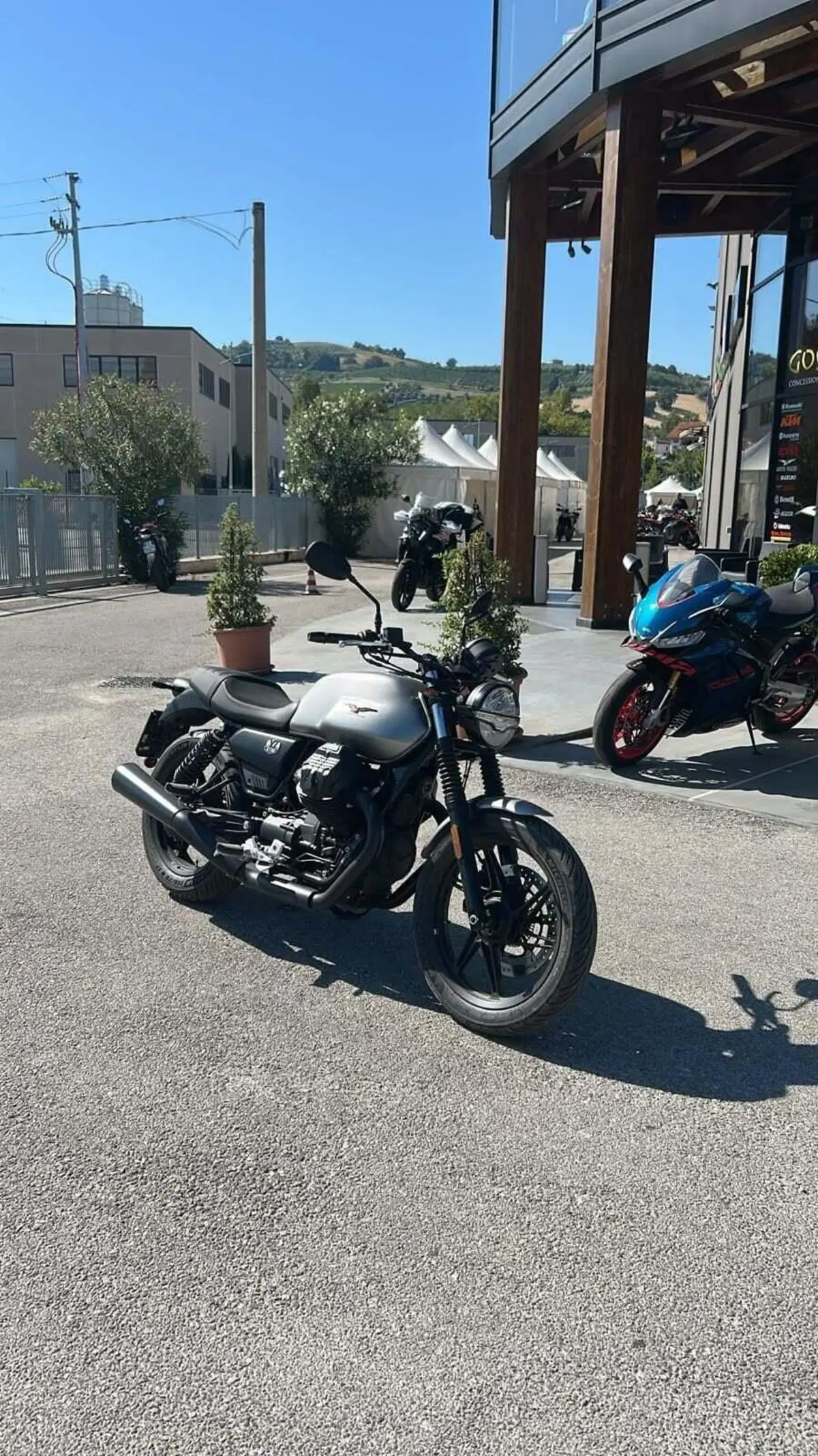 Moto Guzzi V7 Stone (2021 - 24) (6)
