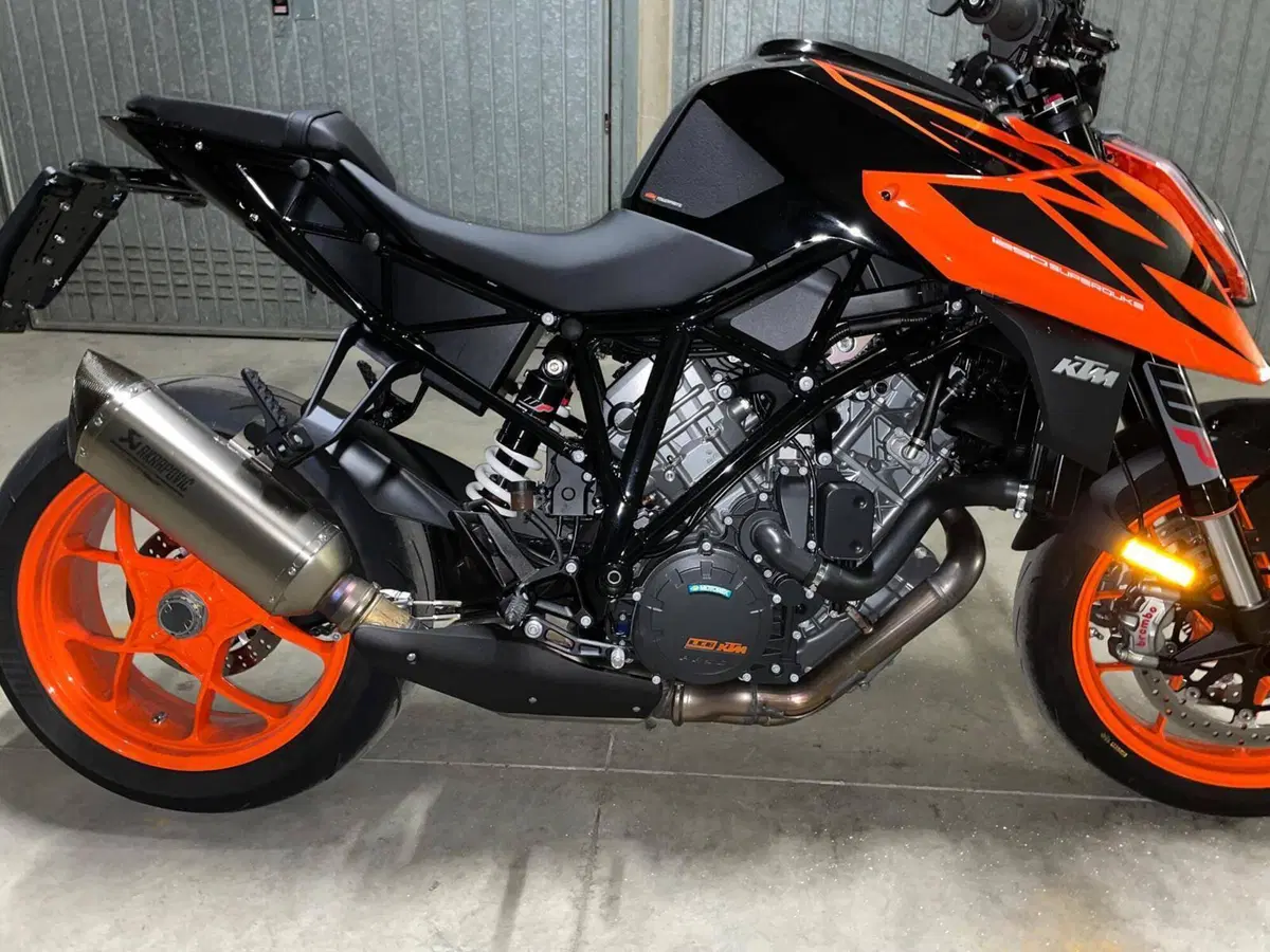 KTM 1290 Super Duke R (2020) (3)