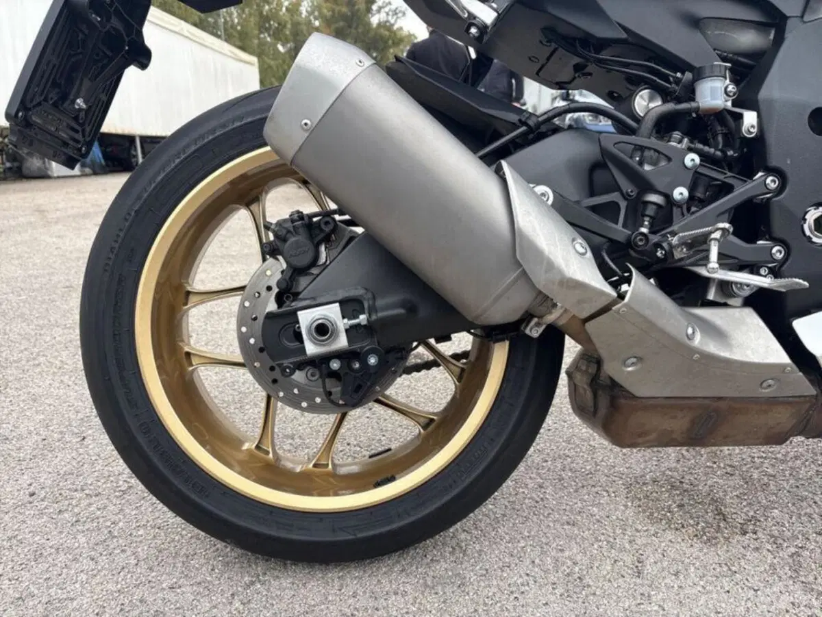 Yamaha YZF R1 (2020 - 25) (8)