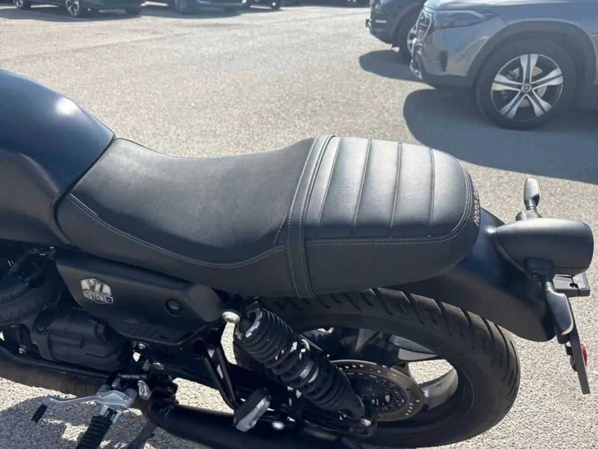 Moto Guzzi V7 Stone (2021 - 24) (4)