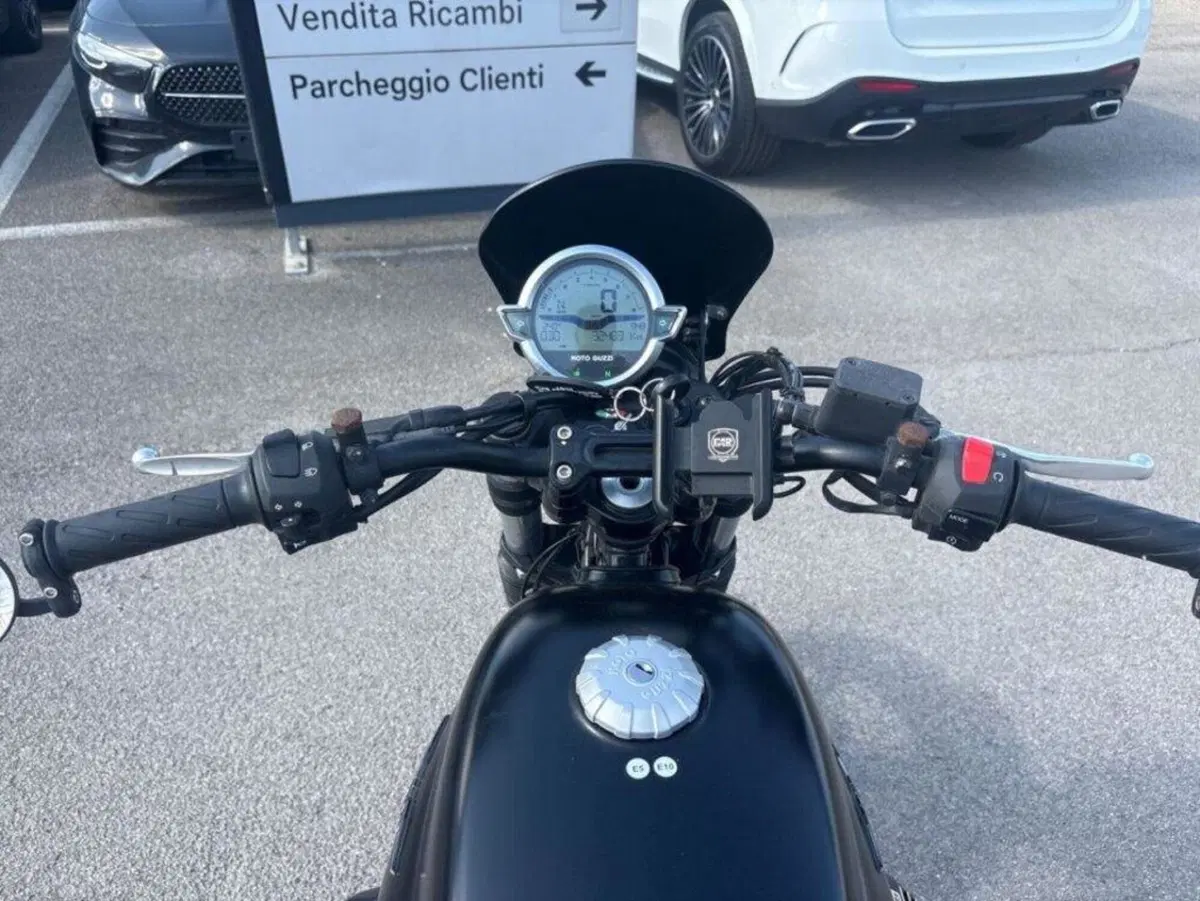 Moto Guzzi V7 Stone (2021 - 24) (6)