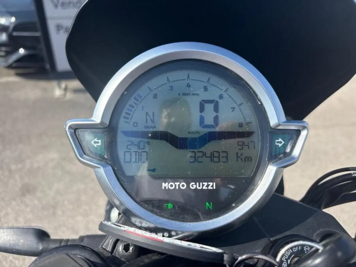 Moto Guzzi V7 Stone (2021 - 24) (5)