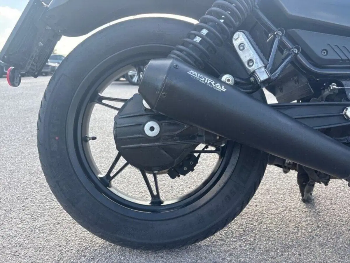 Moto Guzzi V7 Stone (2021 - 24) (8)