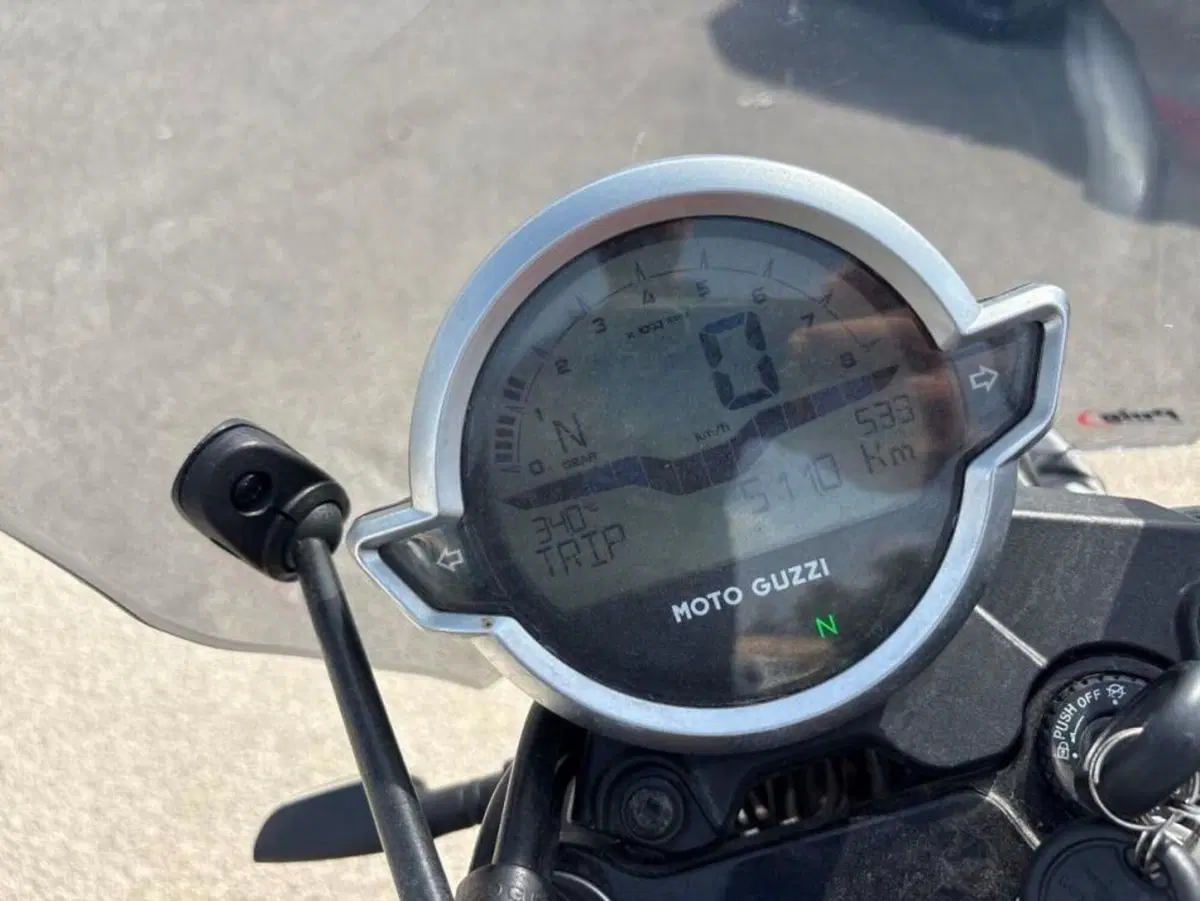 Moto Guzzi V7 Stone (2021 - 24) (5)