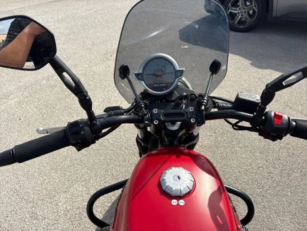 Moto Guzzi V7 Stone (2021 - 24) (6)