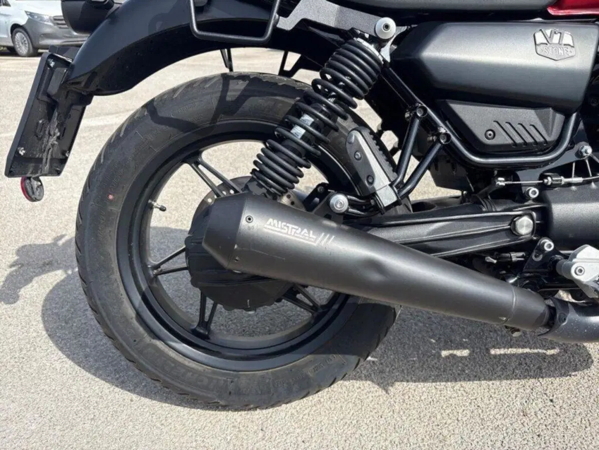 Moto Guzzi V7 Stone (2021 - 24) (8)