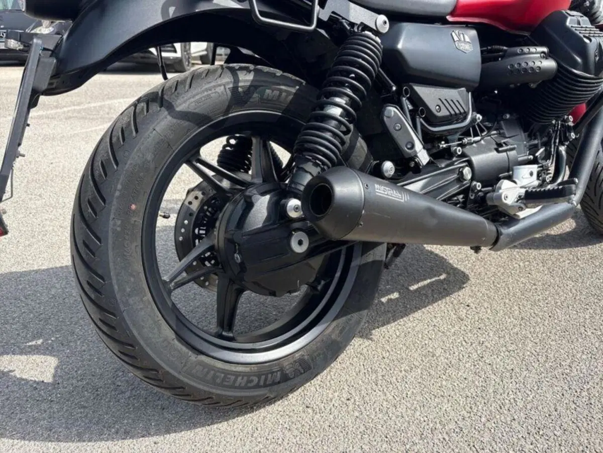 Moto Guzzi V7 Stone (2021 - 24) (9)