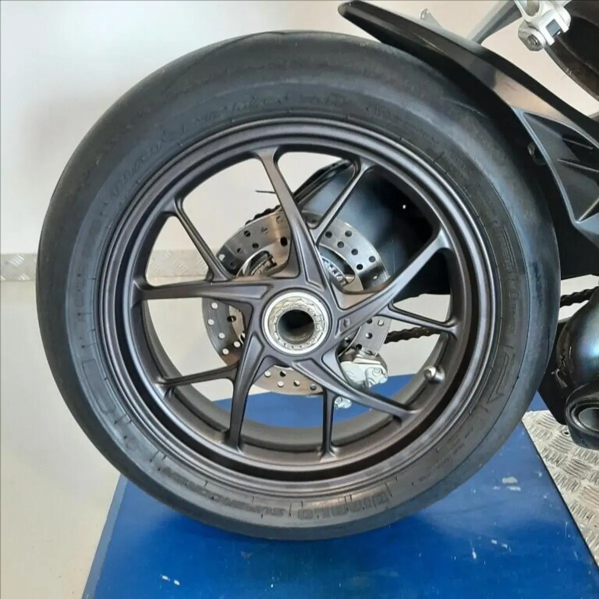Ducati Panigale V2 Bayliss 1st Championship 20th Anniversary (2021 - 24) (7)