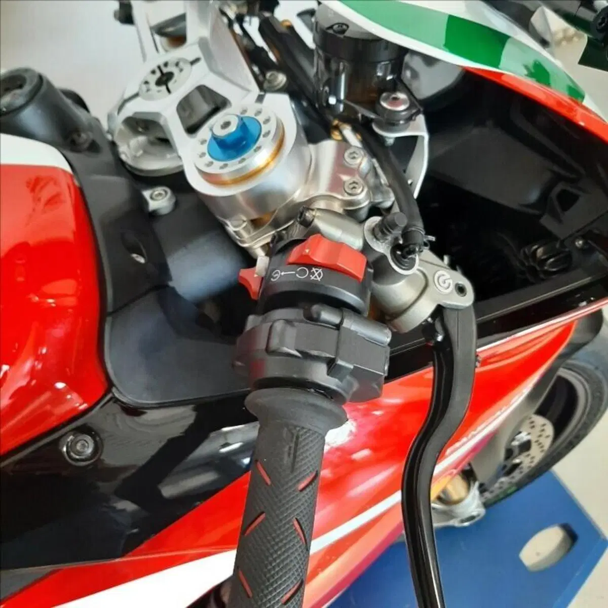 Ducati Panigale V2 Bayliss 1st Championship 20th Anniversary (2021 - 24) (14)