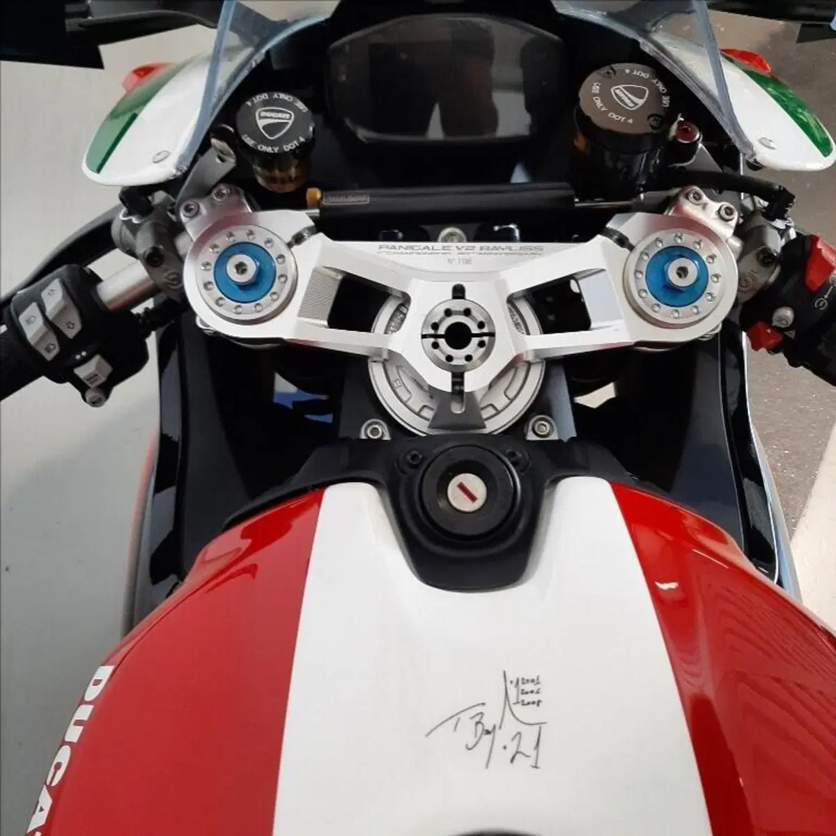 Ducati Panigale V2 Bayliss 1st Championship 20th Anniversary (2021 - 24) (15)