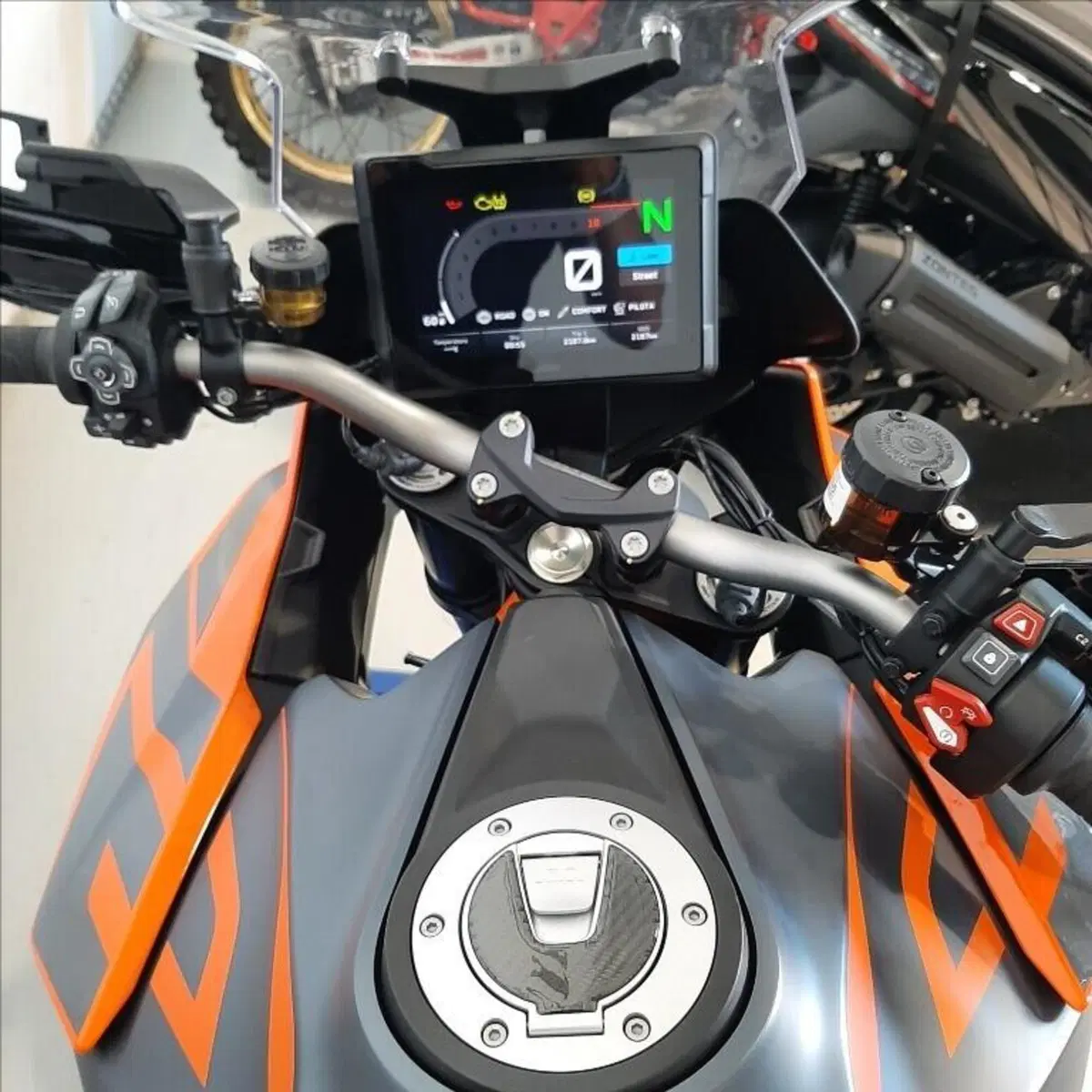 KTM 1290 Super Duke GT (2022 - 25) (11)