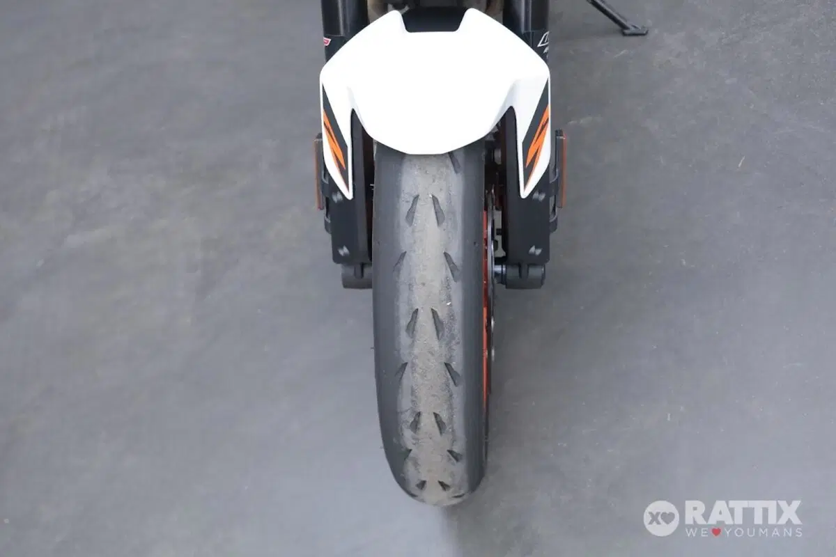 KTM 890 Duke R (2021) (10)