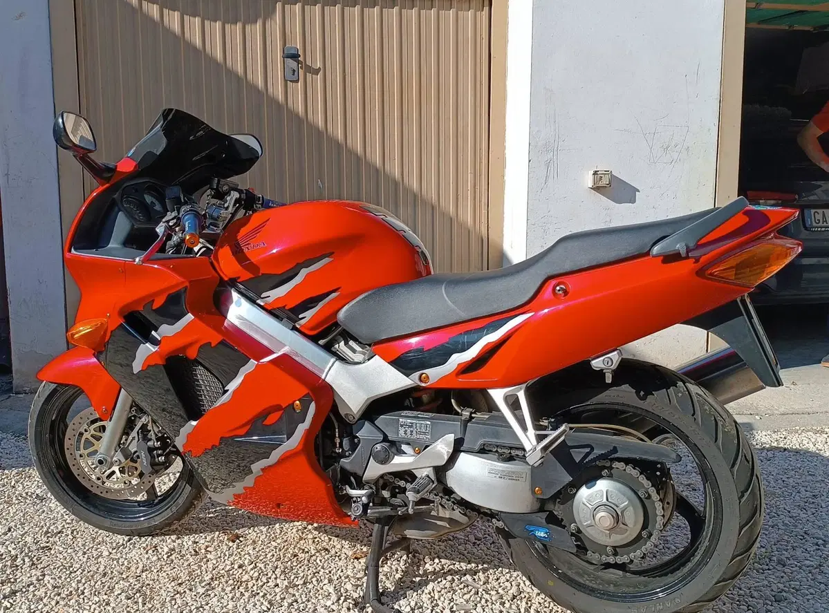 Honda VFR 800 (1998 - 01) (2)