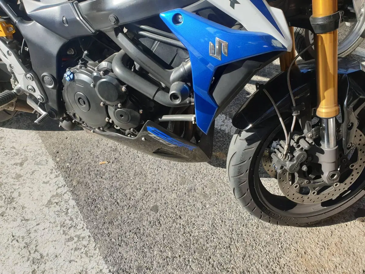 Suzuki GSR 750 (2010 - 15) (2)