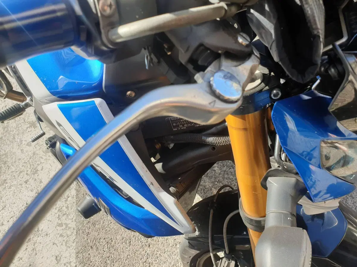 Suzuki GSR 750 (2010 - 15) (3)