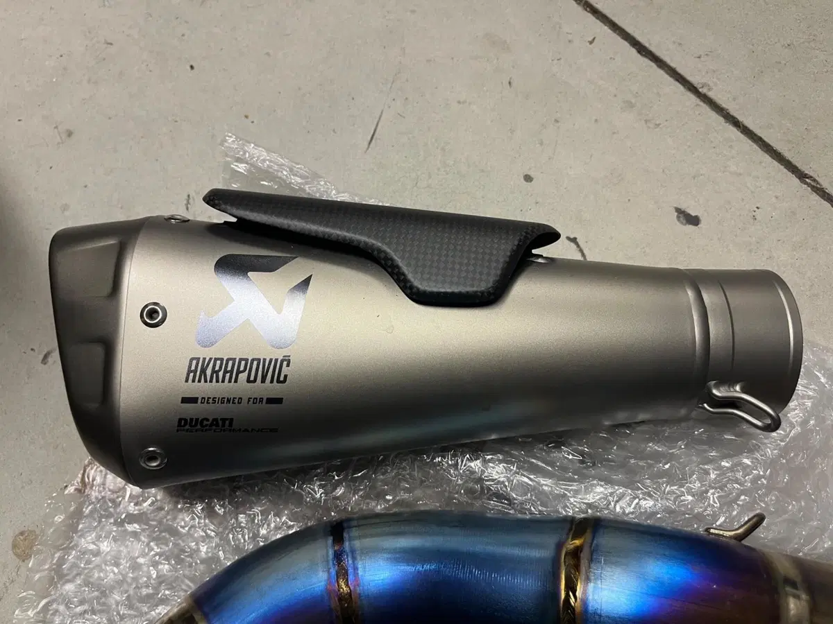 Terminali Akrapovic x ducati Streetfighter v4/v4s (2)