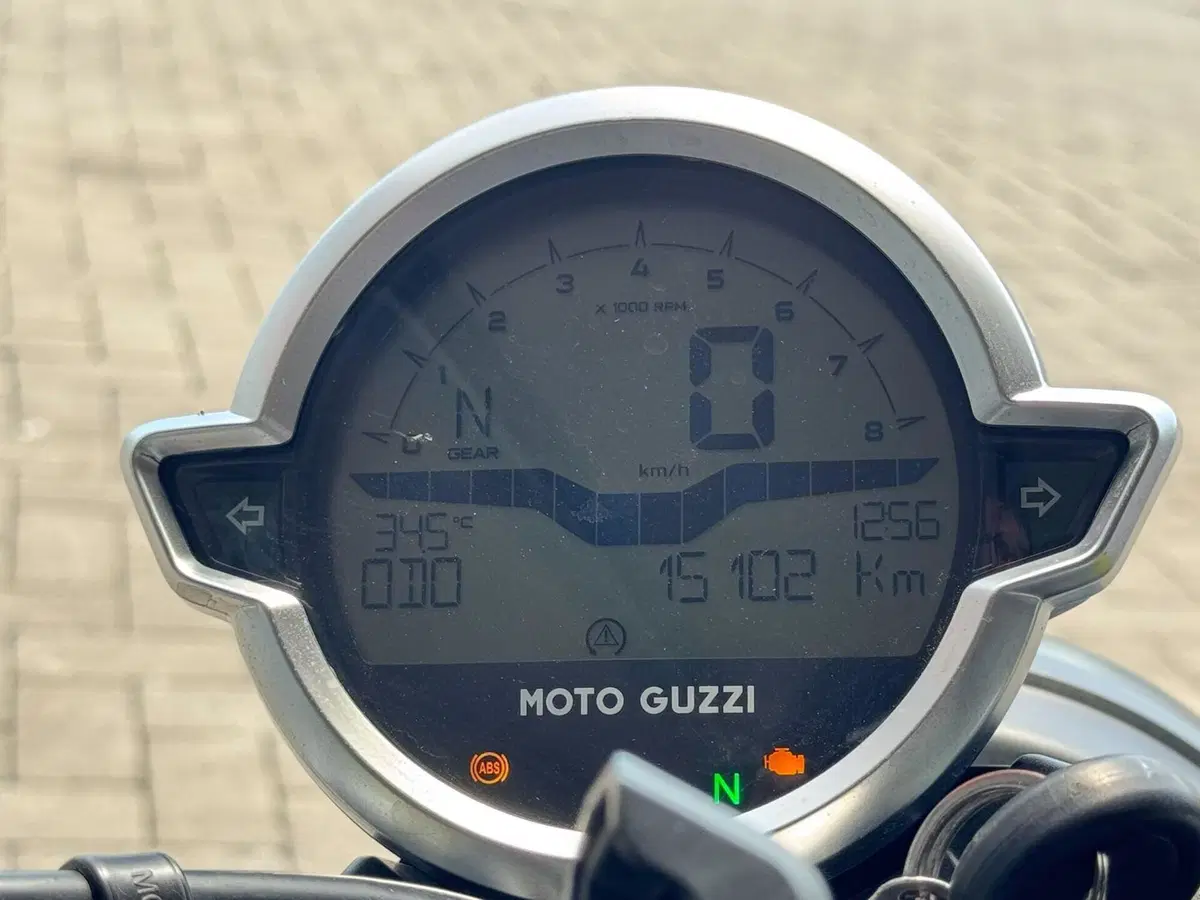 Moto Guzzi V7 Stone (2021 - 24) (3)