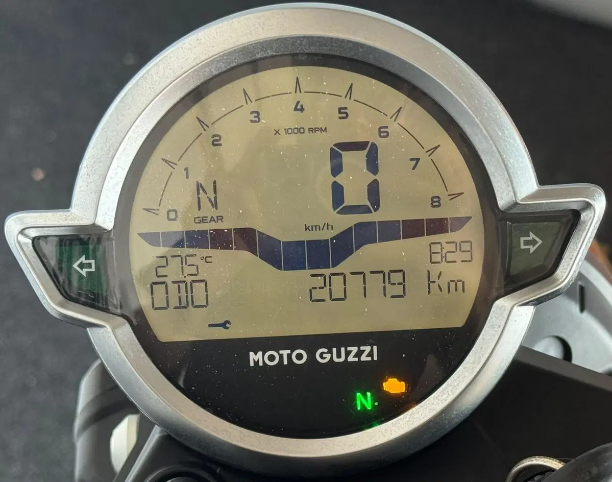Moto Guzzi V7 Stone Centenario (2021 - 22) (5)