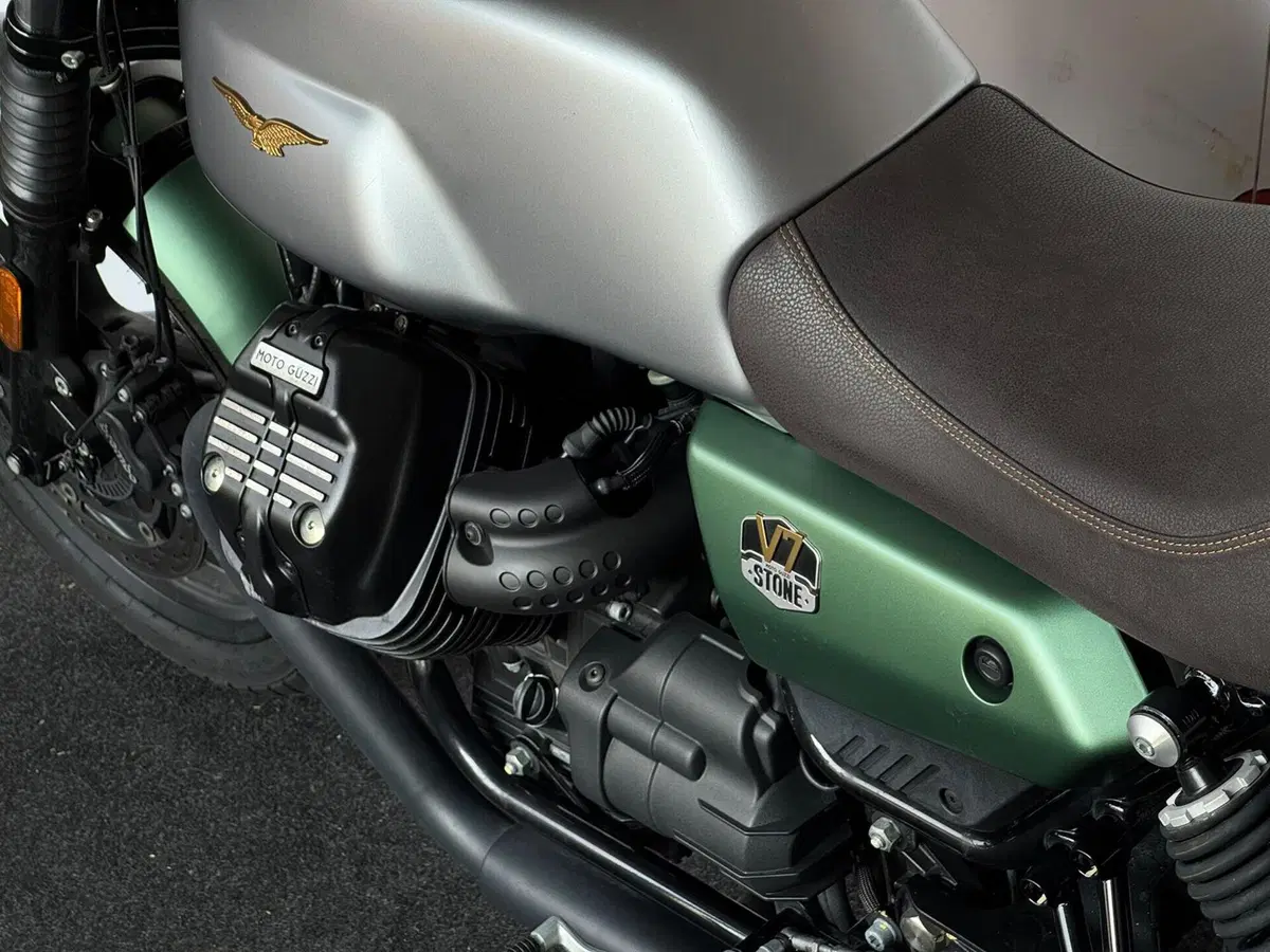 Moto Guzzi V7 Stone Centenario (2021 - 22) (7)