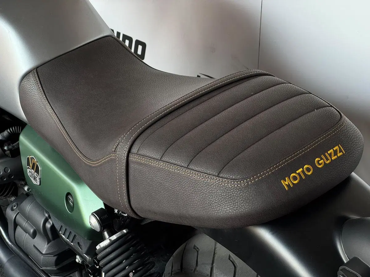 Moto Guzzi V7 Stone Centenario (2021 - 22) (8)