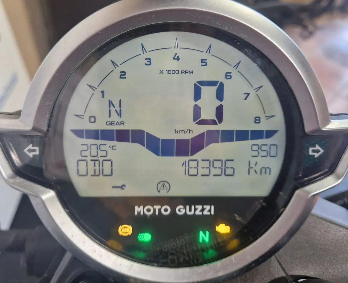 Moto Guzzi V7 Stone (2021 - 24) (5)