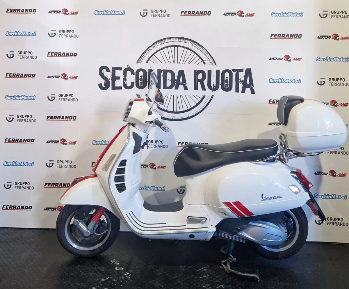 Vespa GTS 300 Super Racing Sixties Hpe (2021 - 22) (2)