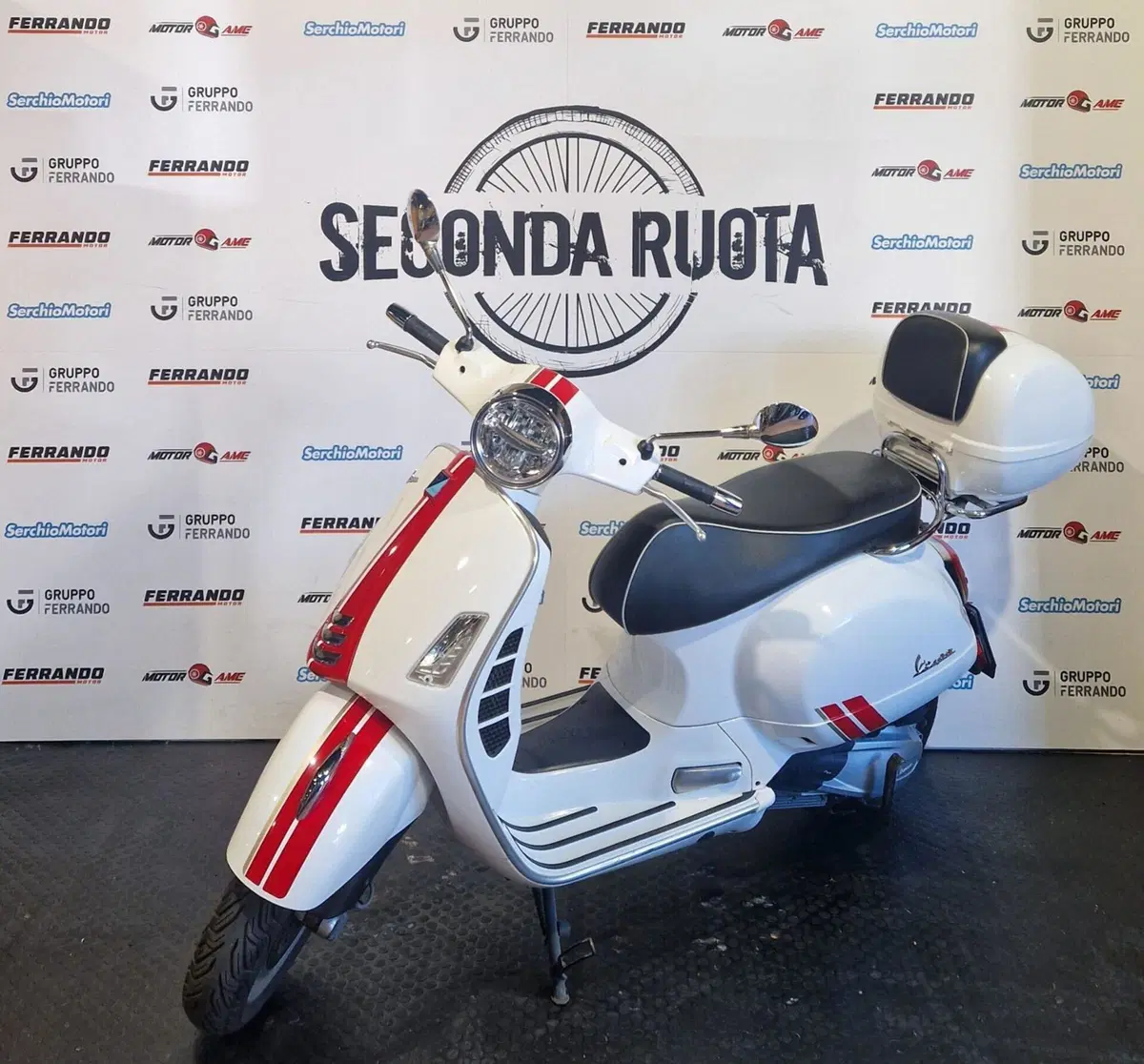 Vespa GTS 300 Super Racing Sixties Hpe (2021 - 22) (4)