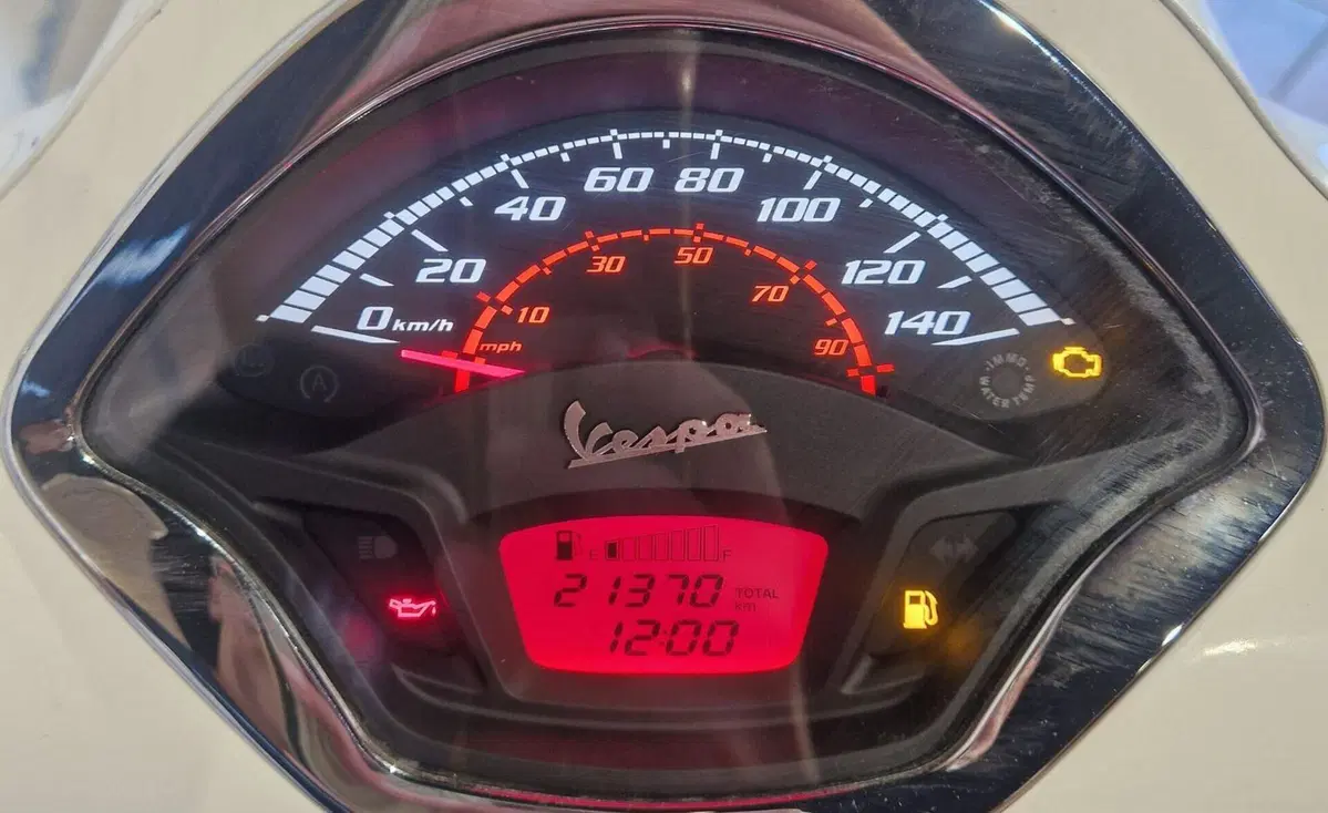 Vespa GTS 300 Super Racing Sixties Hpe (2021 - 22) (5)