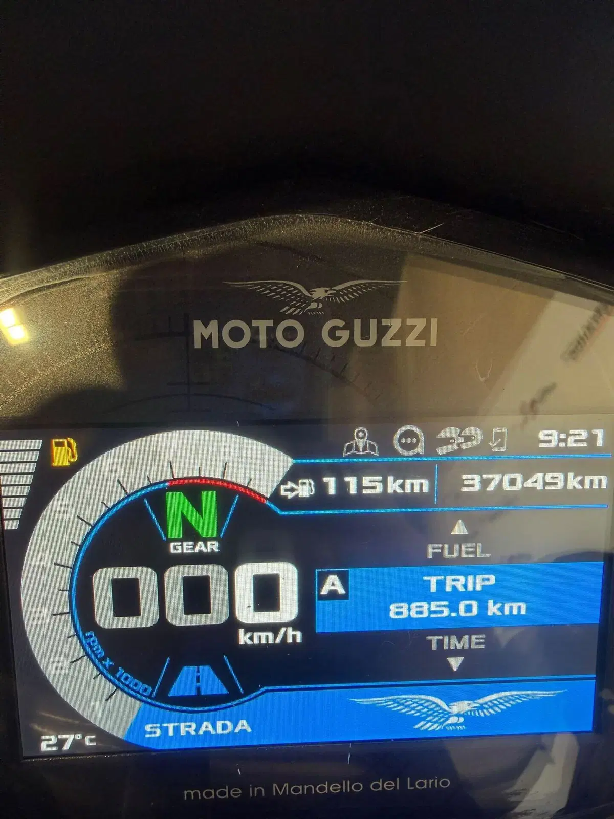 Moto Guzzi V85 TT Centenario (2021 - 22) (5)