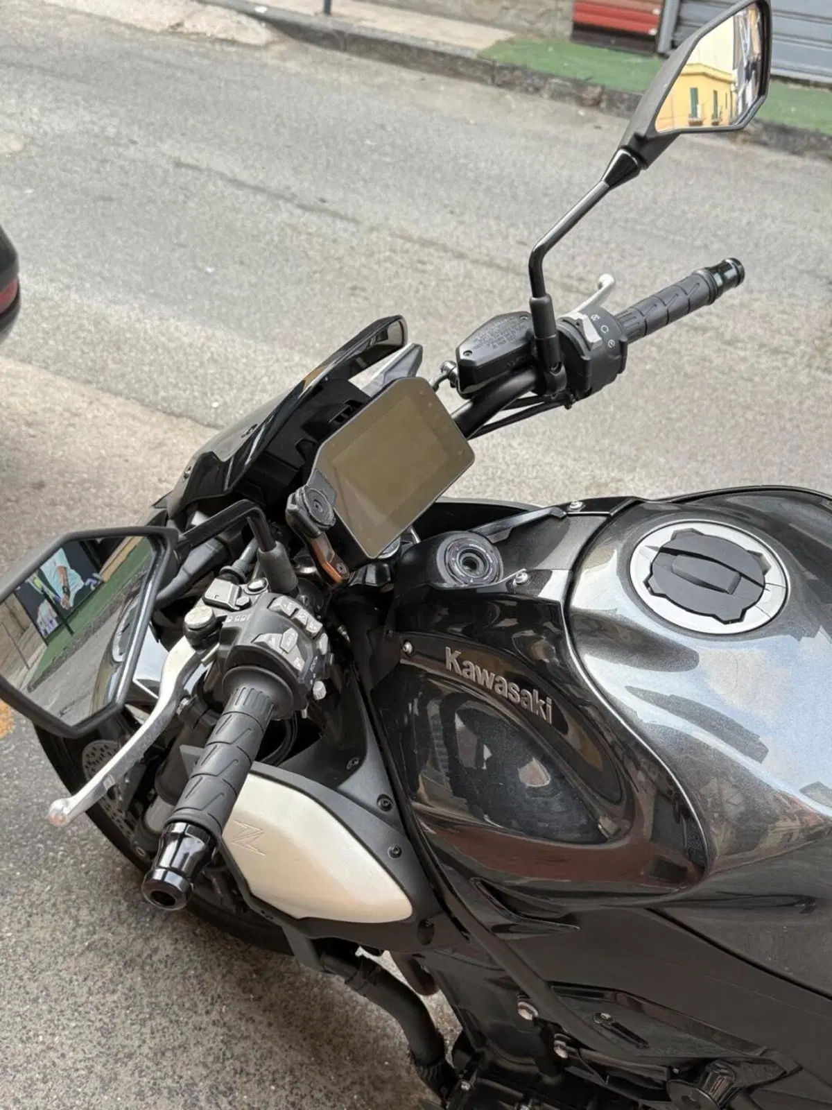 Kawasaki Z 900 (2025 - 26) (4)