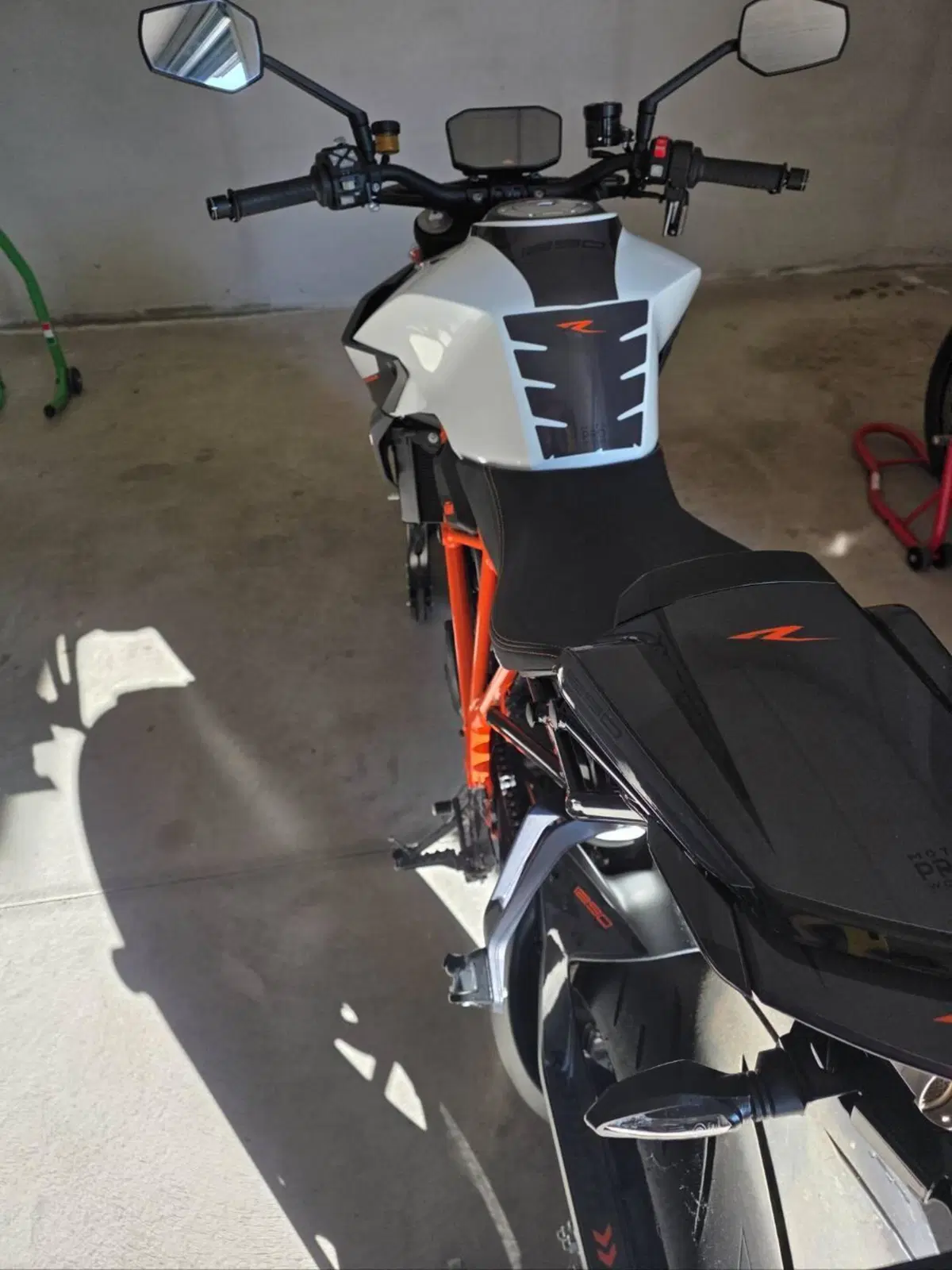 KTM 1290 Super Duke R (2019) (2)