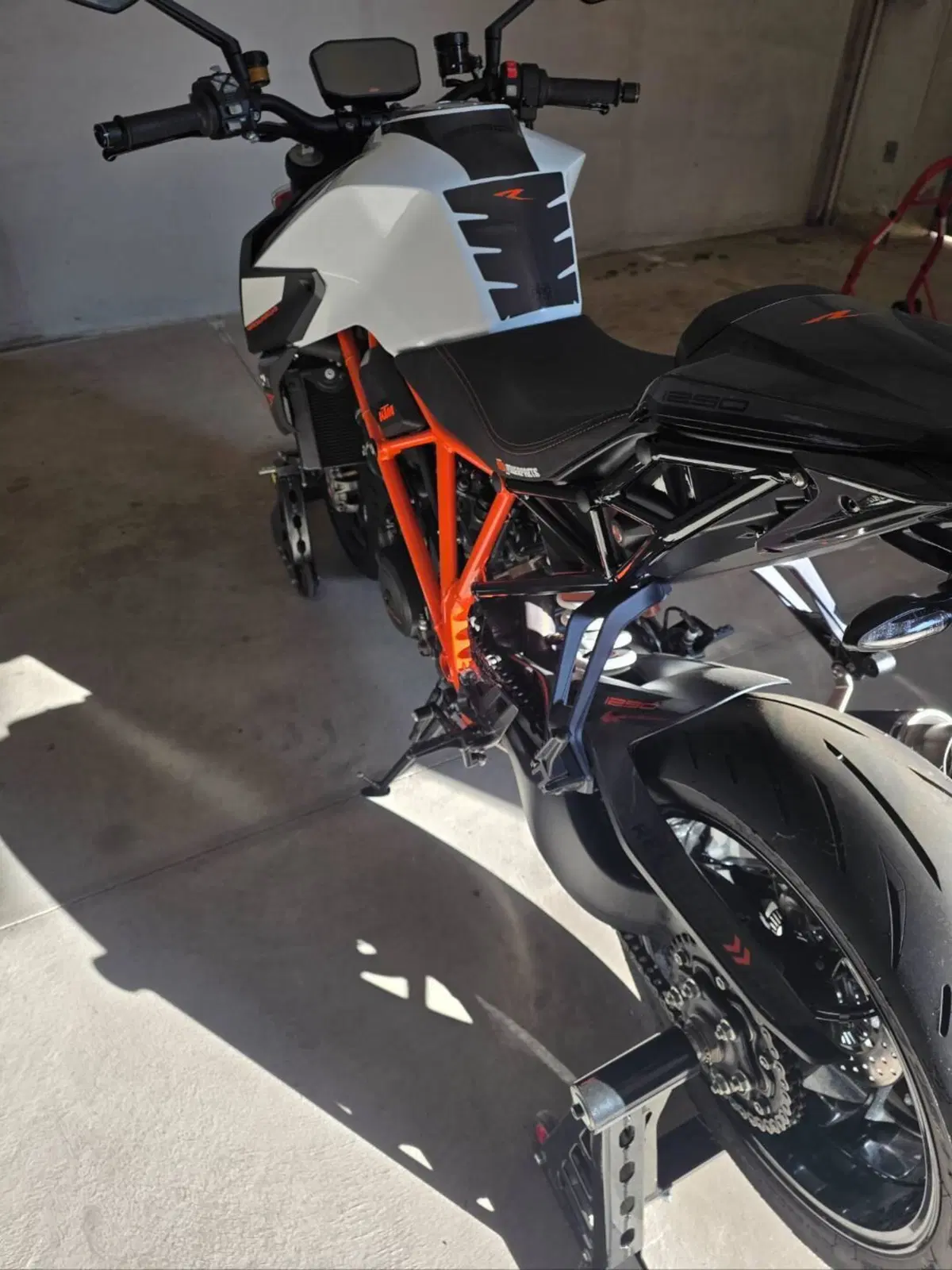 KTM 1290 Super Duke R (2019) (4)