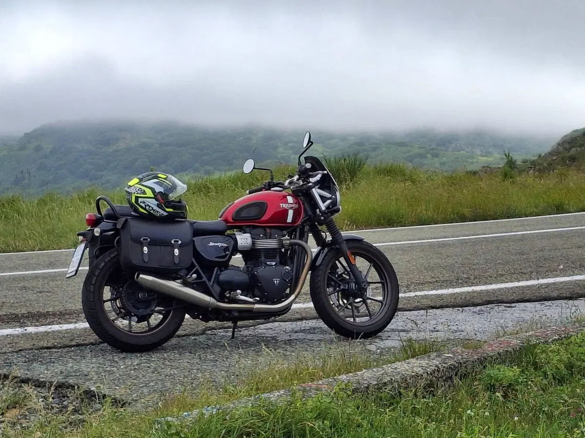 Triumph Street Twin 900 (2016) (2)
