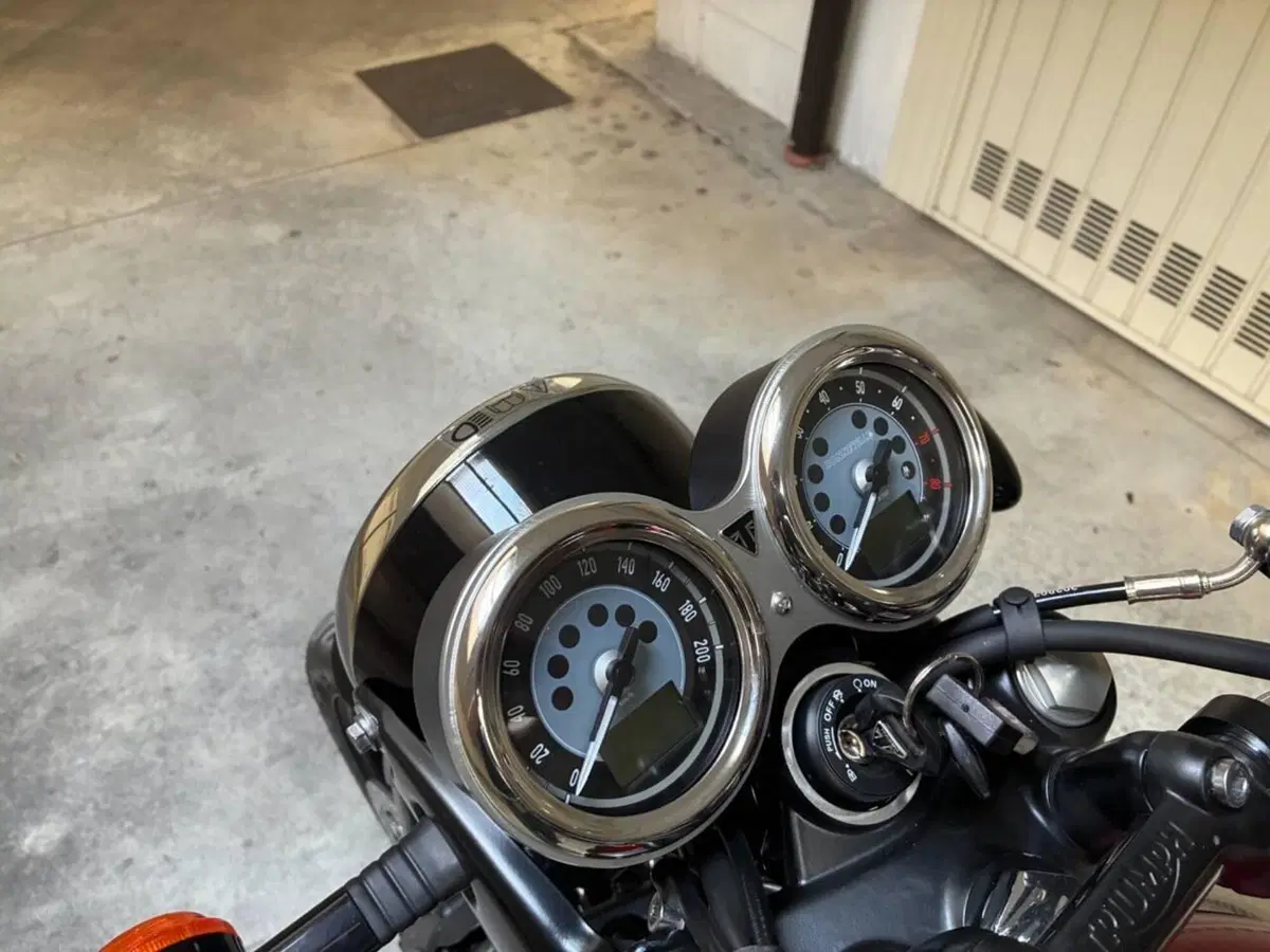 Triumph Bonneville T100 (2021 - 25) (9)