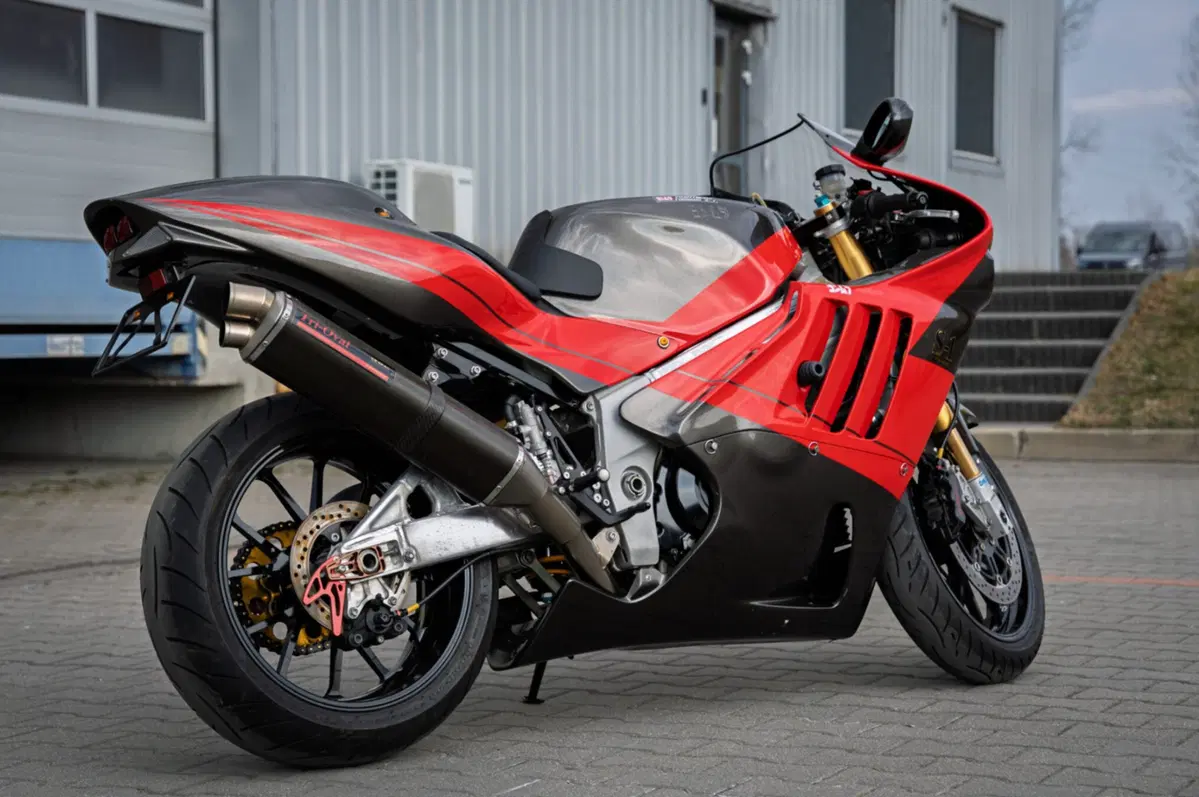 Yoshimura Tornado S-1: in vendita una delle sole 50 rarissime superbike del 2002 (2)