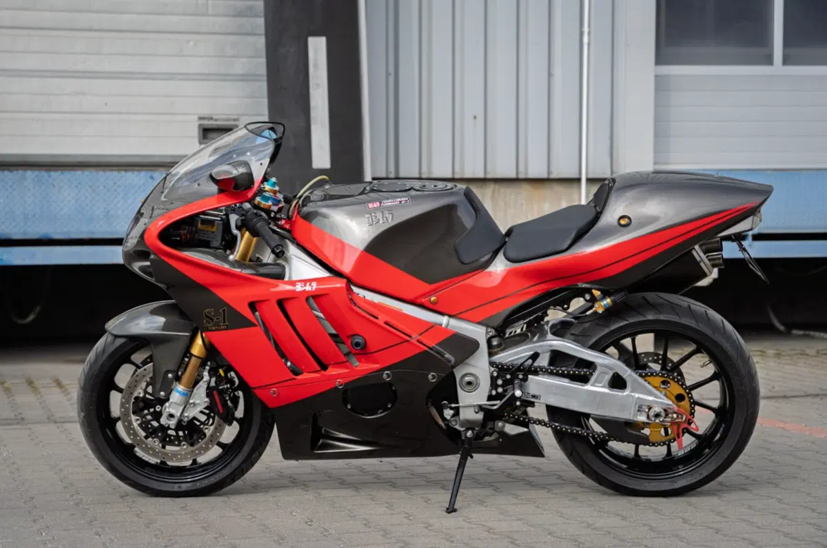 Yoshimura Tornado S-1: in vendita una delle sole 50 rarissime superbike del 2002 (3)