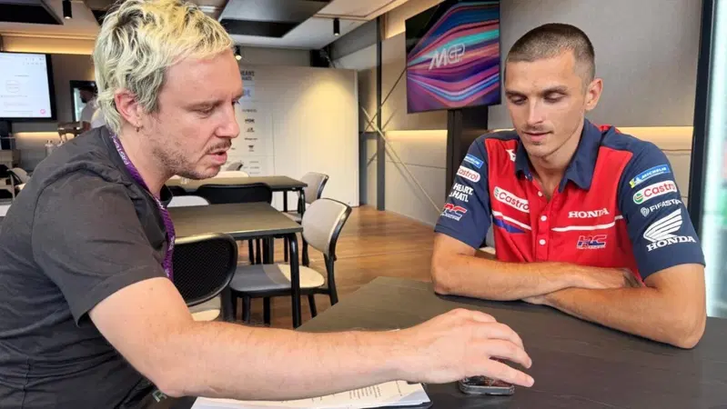 Un momento dell'intervista con Luca Marini