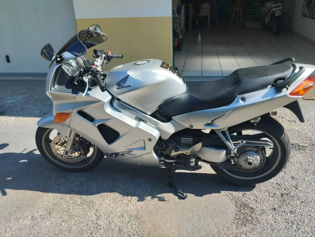 Honda VFR 800 (1998 - 01) (2)