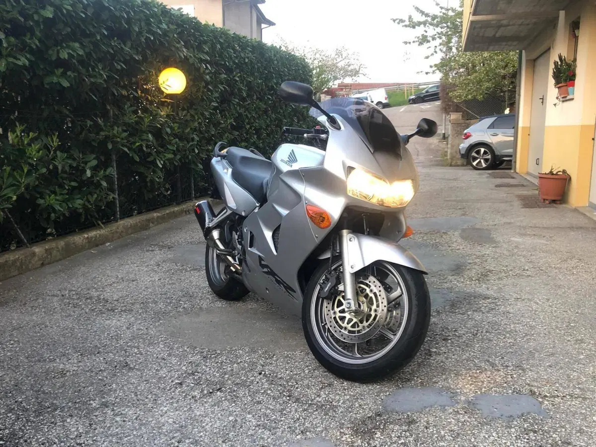 Honda VFR 800 (1998 - 01) (5)